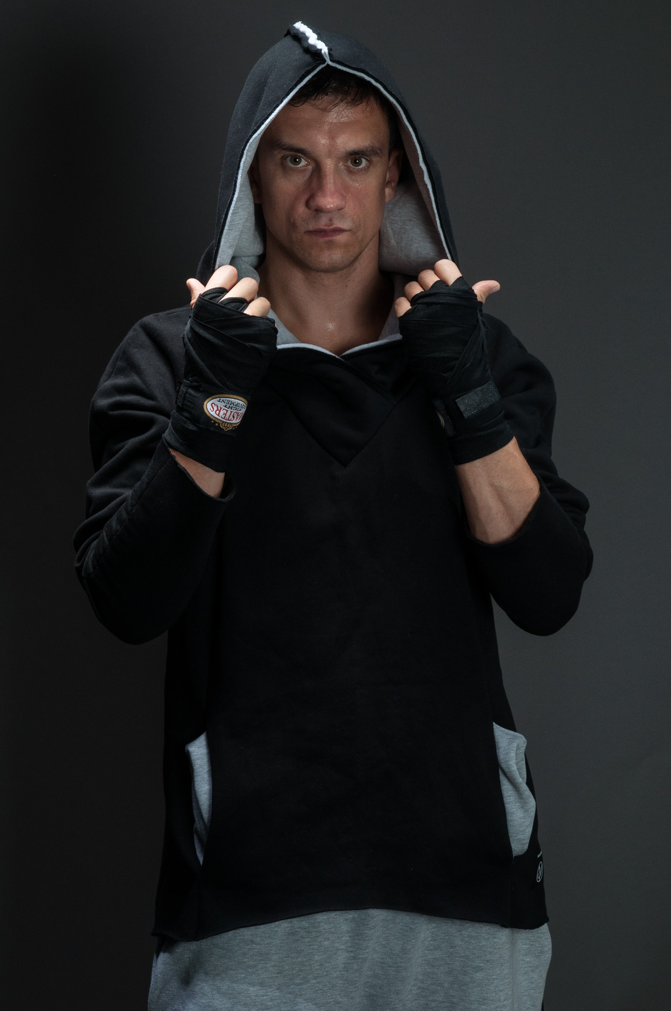 Aktor polski w bluzie dresowej od Hultaja Poskiego