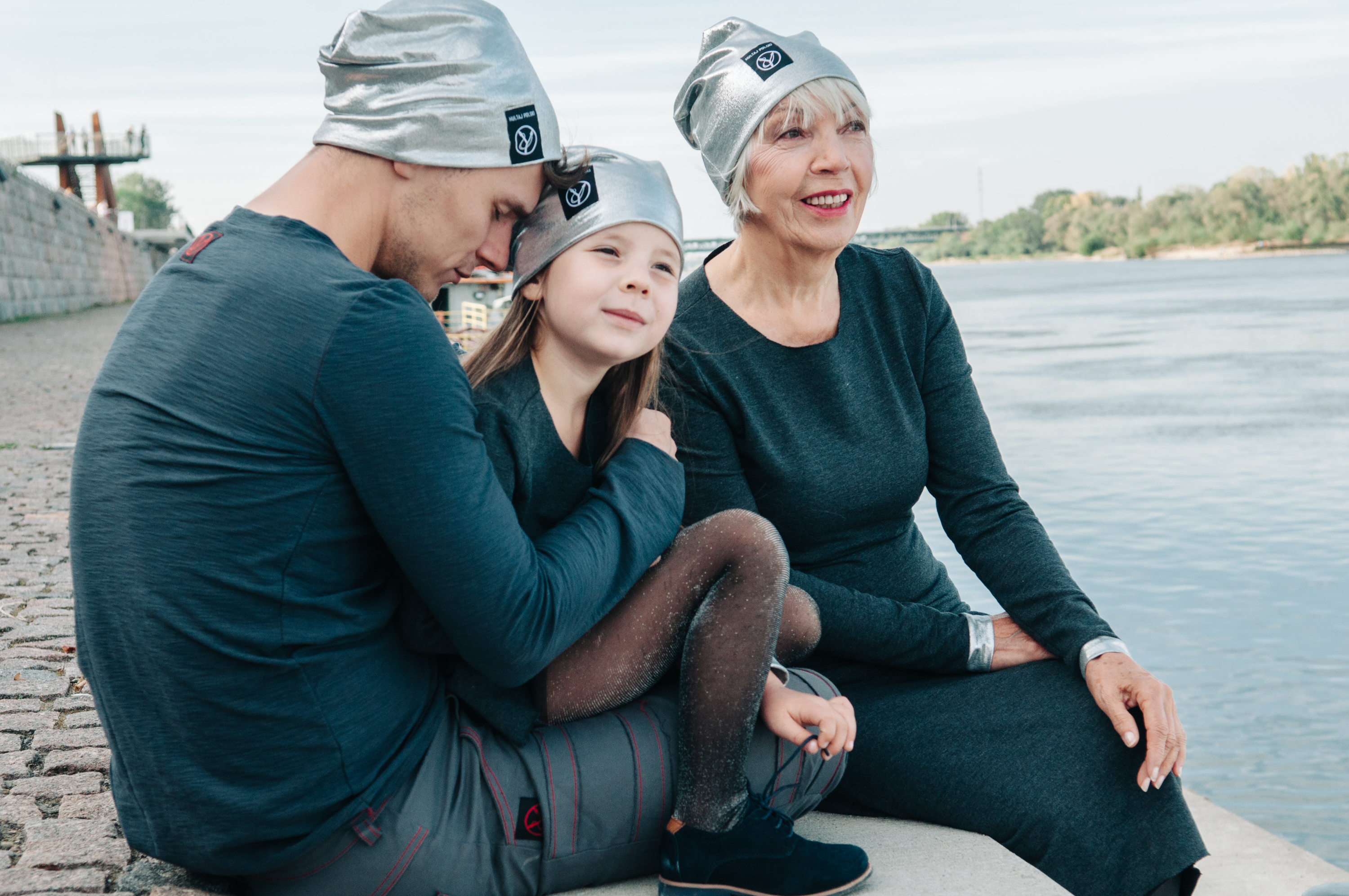 Rodzina w identycznych ubraniach od polskiego projektanta