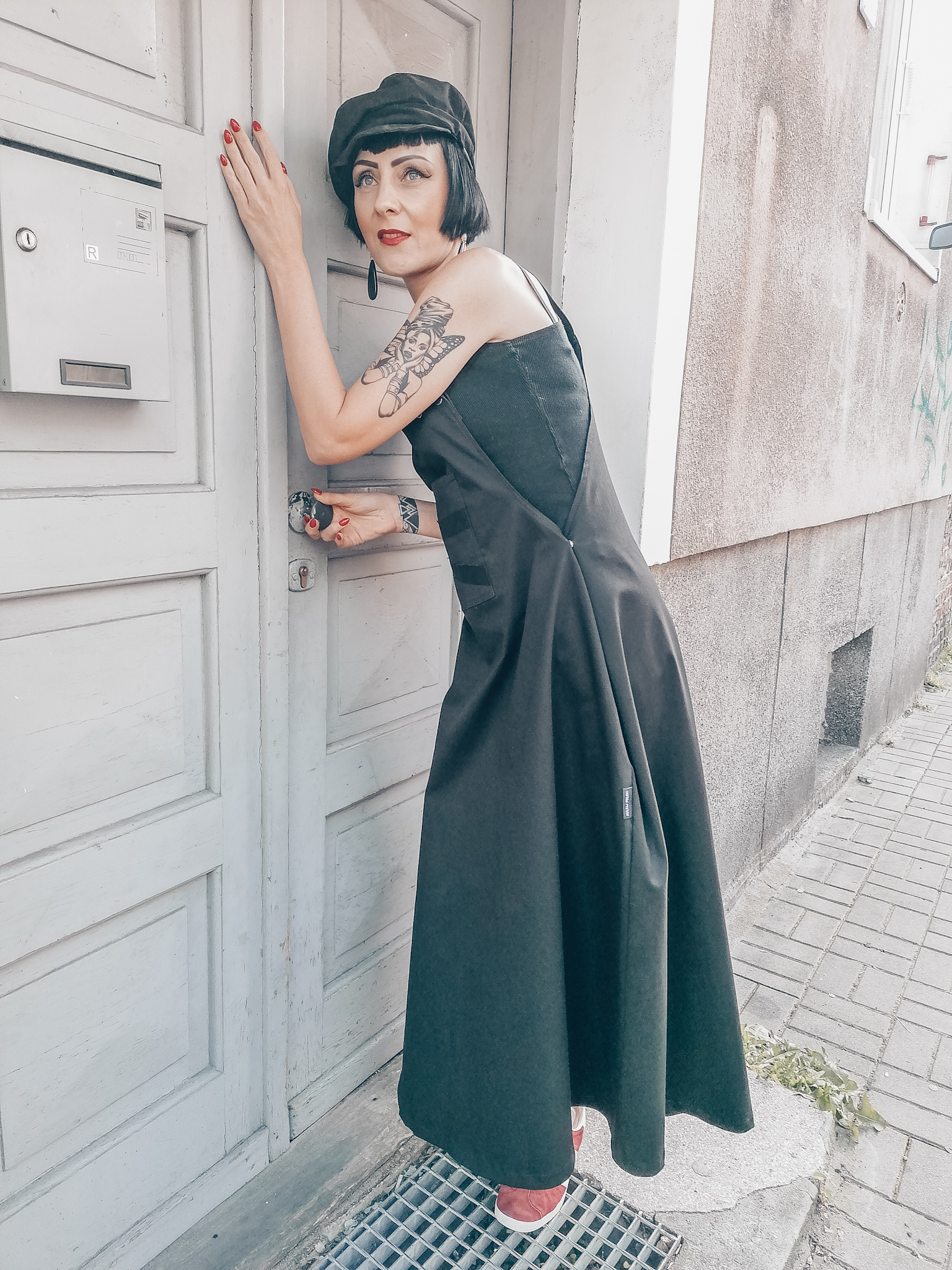 Czarna sukienka na lato na szelkach